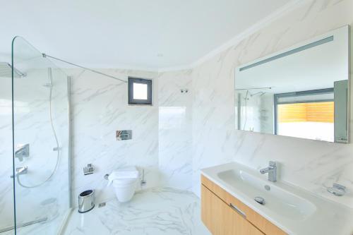 Kalkan Villa Sleeps 6 Pool Air Con Wifi