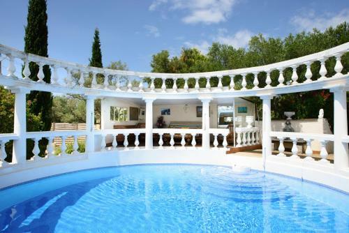 Beaucaire Villa Sleeps 15 Pool Wifi