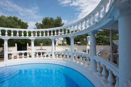 Beaucaire Villa Sleeps 15 Pool Wifi