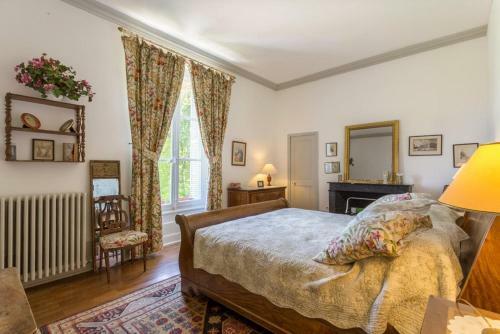 Perrusson Chateau Sleeps 13 Pool Wifi