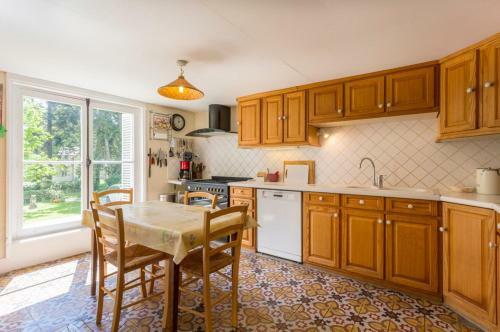Perrusson Chateau Sleeps 13 Pool Wifi