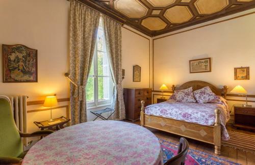 Perrusson Chateau Sleeps 13 Pool Wifi