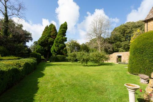 Dursley Chateau Sleeps 19 Wifi