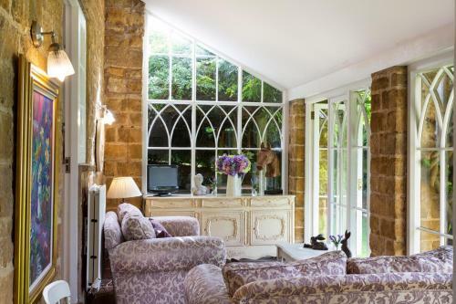 Dursley Chateau Sleeps 19 Wifi