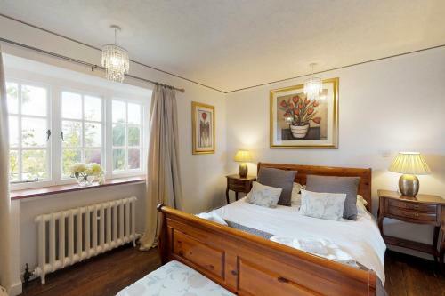 Dursley Chateau Sleeps 19 Wifi