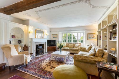 Dursley Chateau Sleeps 19 Wifi