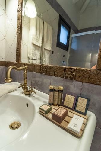 Hostal Ostra Menalon Luxury Suites