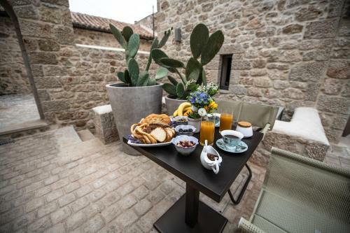 ?orona Boutique Hotel