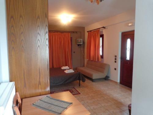 Hostal Alonaki Guesthouse