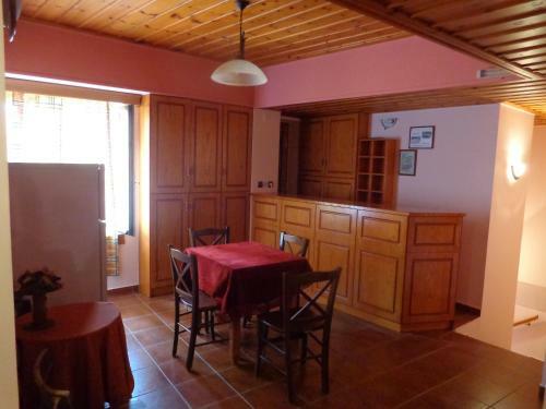 Hostal Alonaki Guesthouse