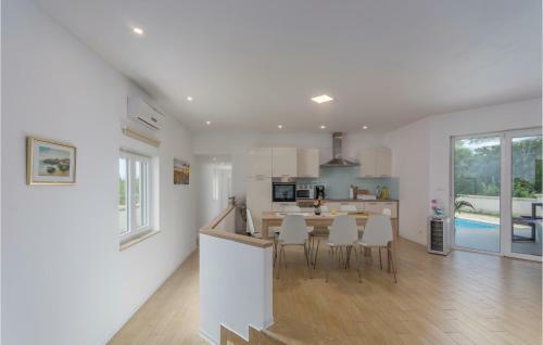 Three-bedroom Holiday Home In Marici