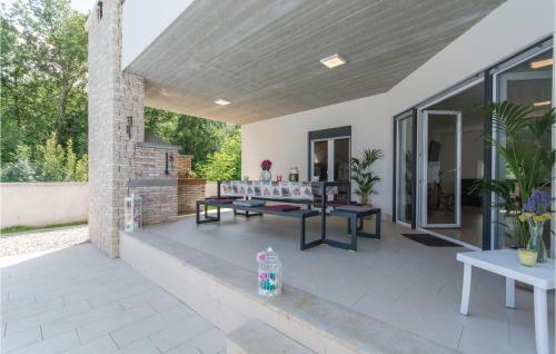 Three-bedroom Holiday Home In Marici