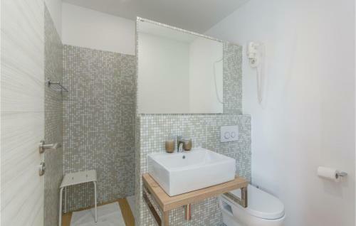 Three-bedroom Holiday Home In Marici