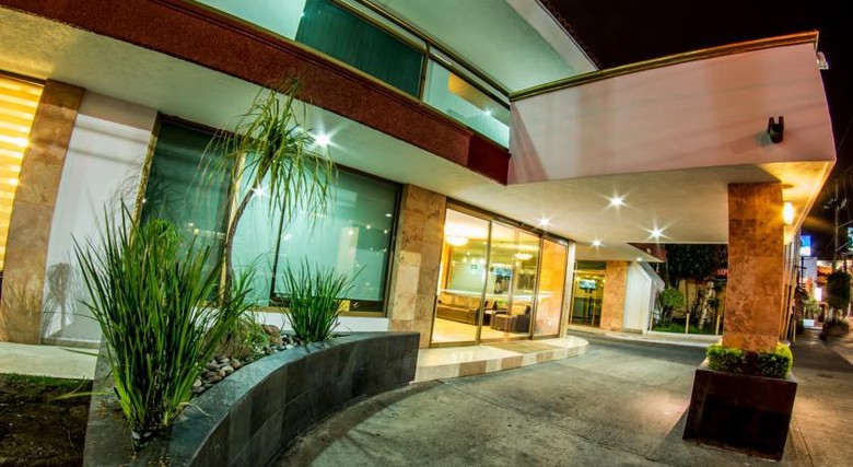 Hotel La Estancia Tapat�a