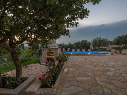 Gorgeous Villa In Lisicic By The Forest