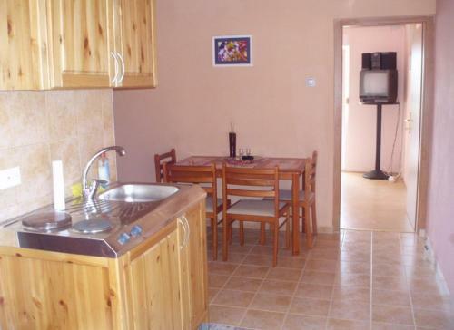 Apartments Dubravko-5m From Beach