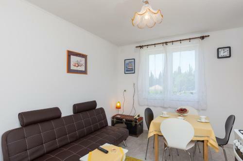 Apartment Laurel Leaf