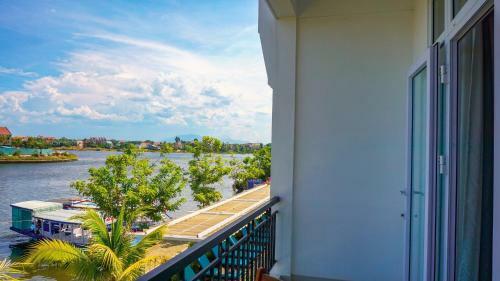 Villa Riverside White House Hotel