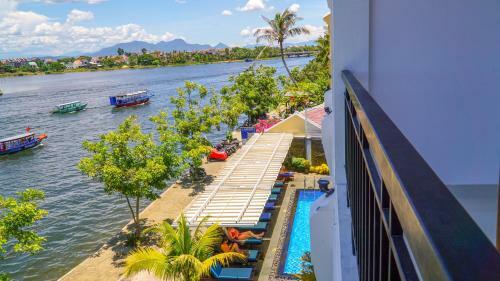Villa Riverside White House Hotel