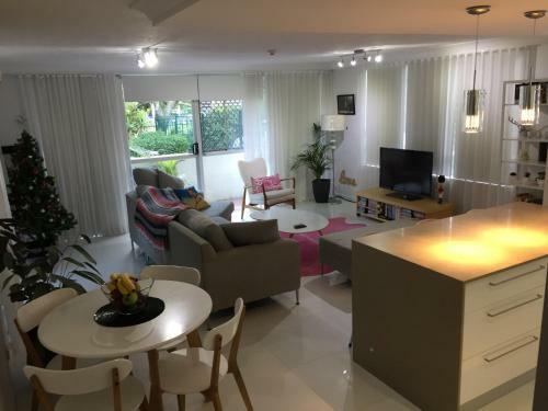 Stunning Burleigh Beach Apartment