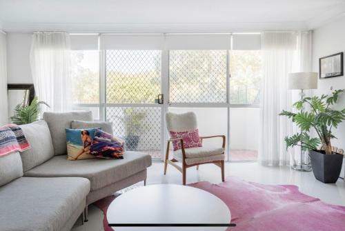 Stunning Burleigh Beach Apartment