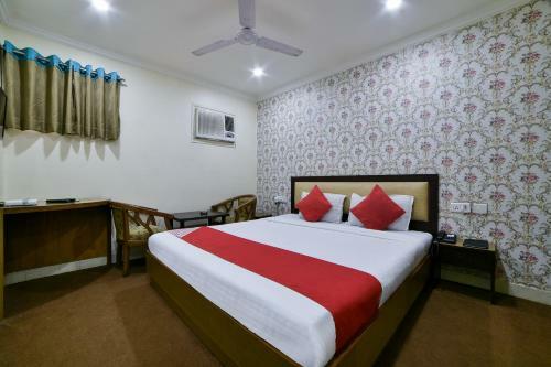 Hotel Oyo 4376 Imax Inn