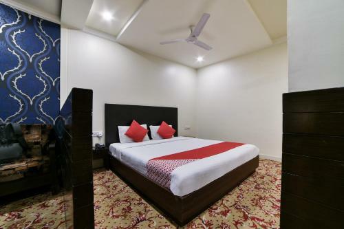 Hotel Oyo 4376 Imax Inn