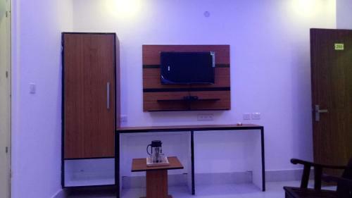 Hotel Capital O 13310 Noida Suites