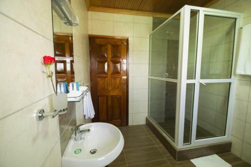Hostal 215 Karen Garden