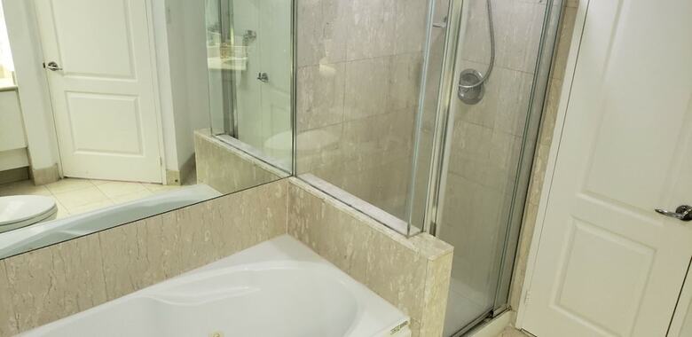 King Bed Home Steps To Eaton Center