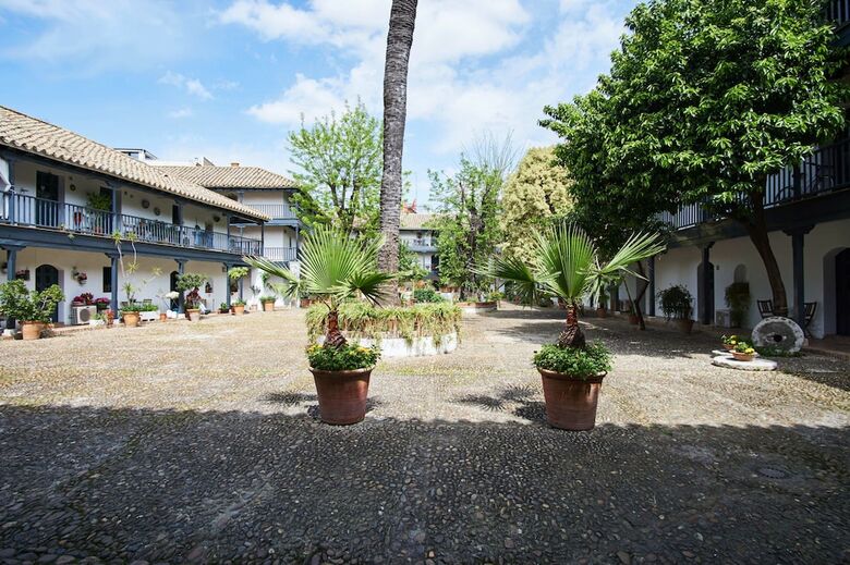 Apartamentos Conde Central Courtyard By Valcambre