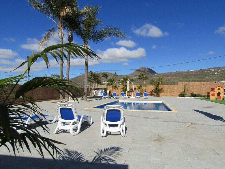 Luxury Villa With Pool In A Quiet Area.