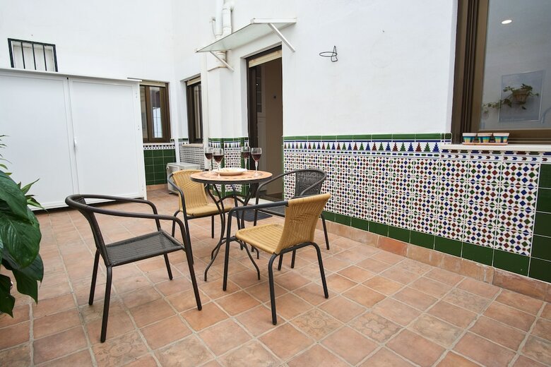 Apartamentos Rodrigo Triana Courtyard By Valcambre