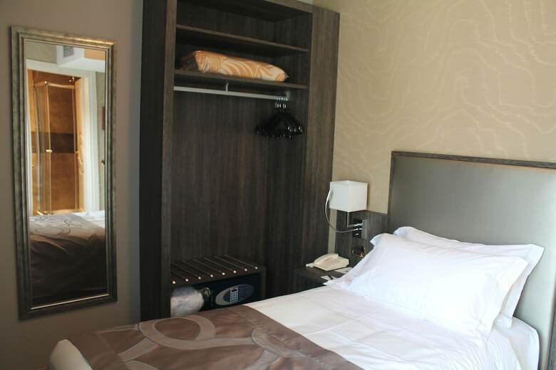 Hotel Mozart(.)