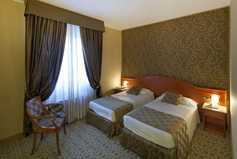 Hotel Mozart(.)