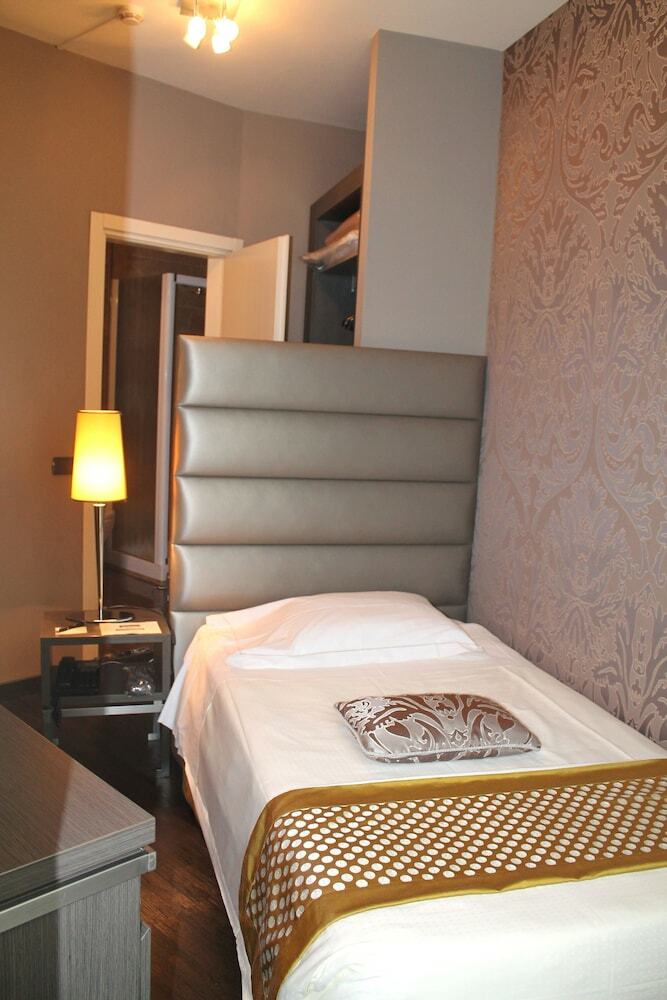 Hotel Mozart(.)