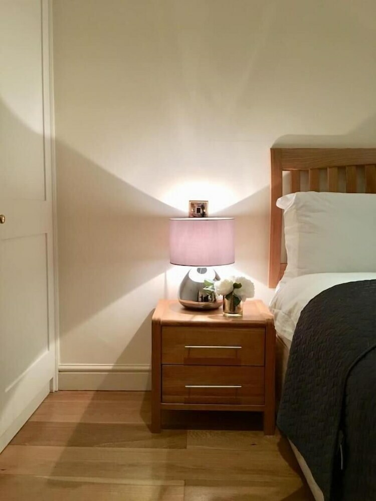English Garden Apartment