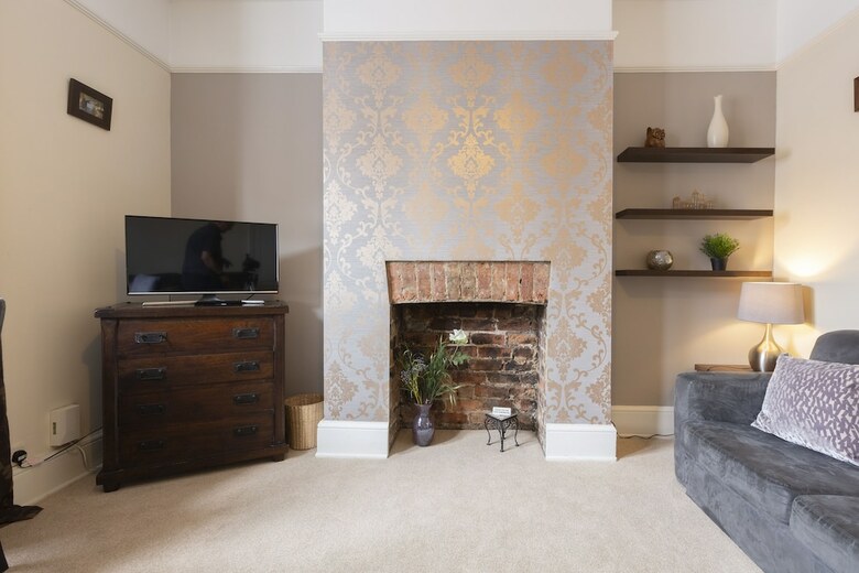 Apartment 32