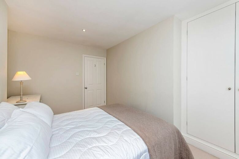 Delightful 2 Bed House In Stylish Fulham