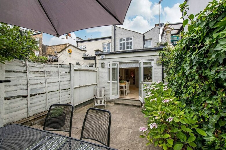 Delightful 2 Bed House In Stylish Fulham