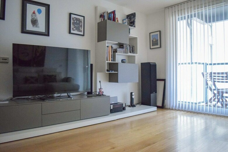 Modern 2bd Apartment With Balcony On A Canal