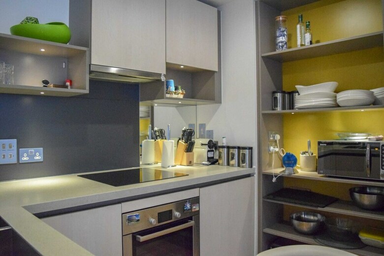 Modern 2bd Apartment With Balcony On A Canal