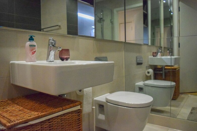 Modern 2bd Apartment With Balcony On A Canal