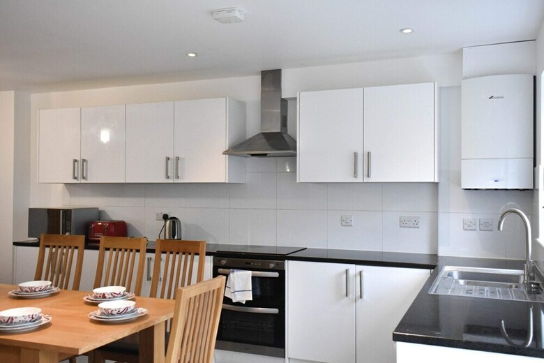 Modern Open Plan 5bd - Free On Street Parking