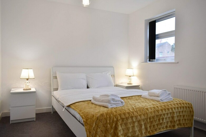Modern Open Plan 5bd - Free On Street Parking
