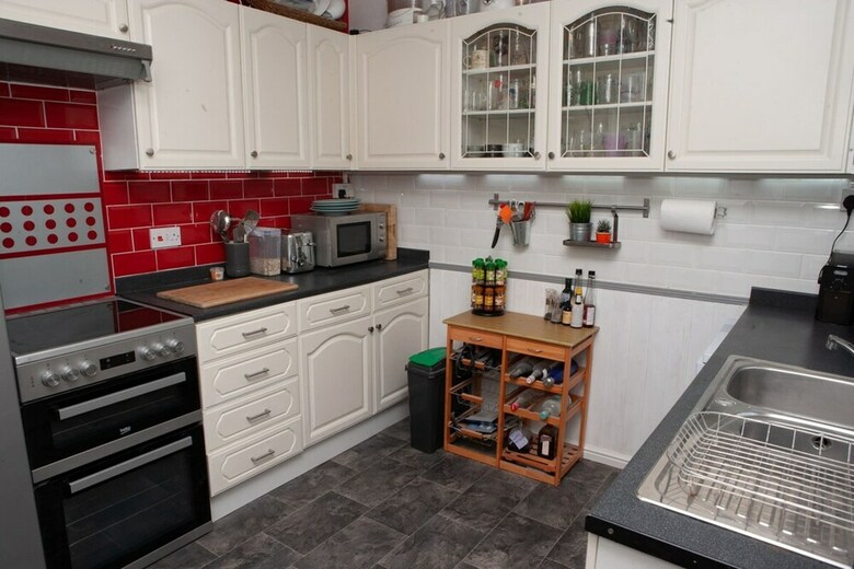 Spacious 2 Bedroom Property In Bristol