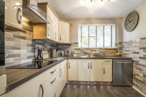 Mayfield House - 4 Bedroom House - Tenby