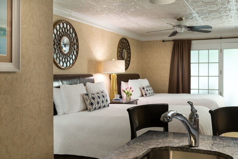 Hotel Chateau Inn And Suites