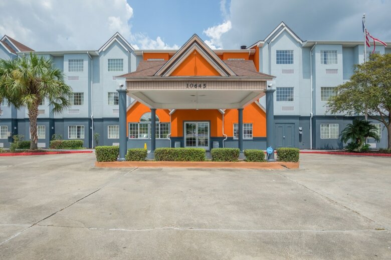 Hotel Trident Inn & Suites