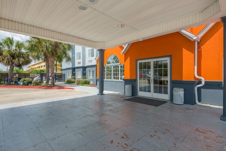 Hotel Trident Inn & Suites
